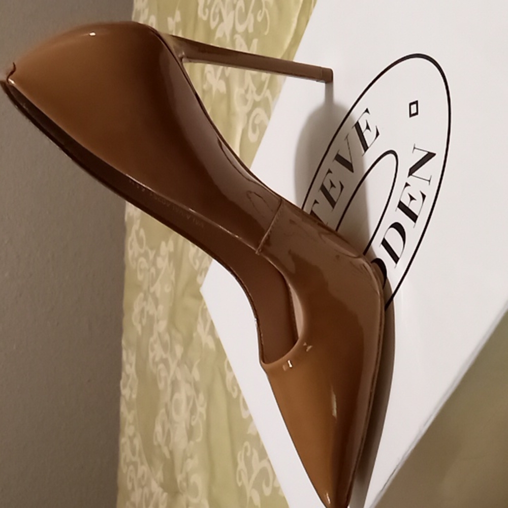 Steve Madden Camel Patent, Size 6.5